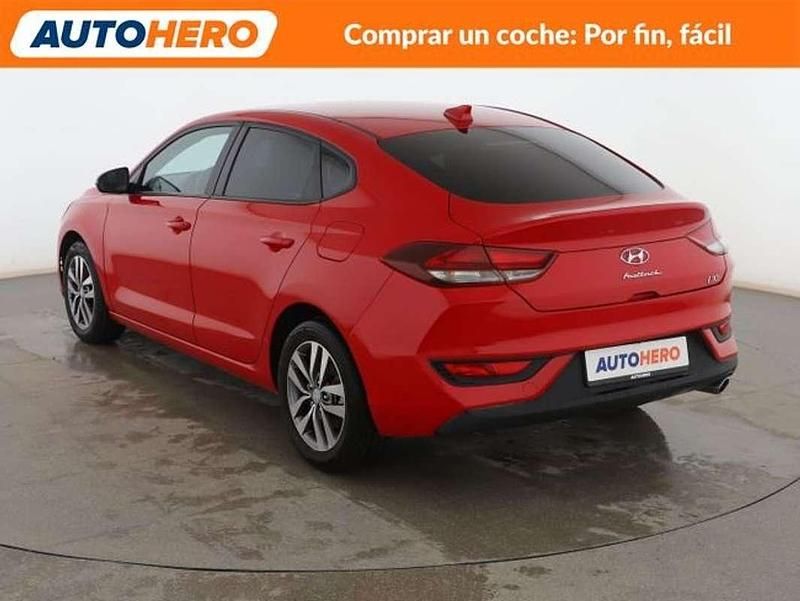 Usado Hyundai i30 120 CV (88 kW) 2020 Rojo Familiar