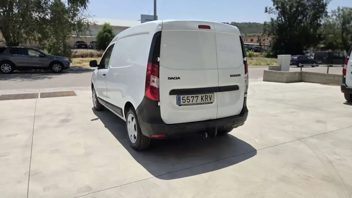 Usado Dacia Dokker Essentiel 102 CV (75 kW) 2018 Blanco Monovolumen
