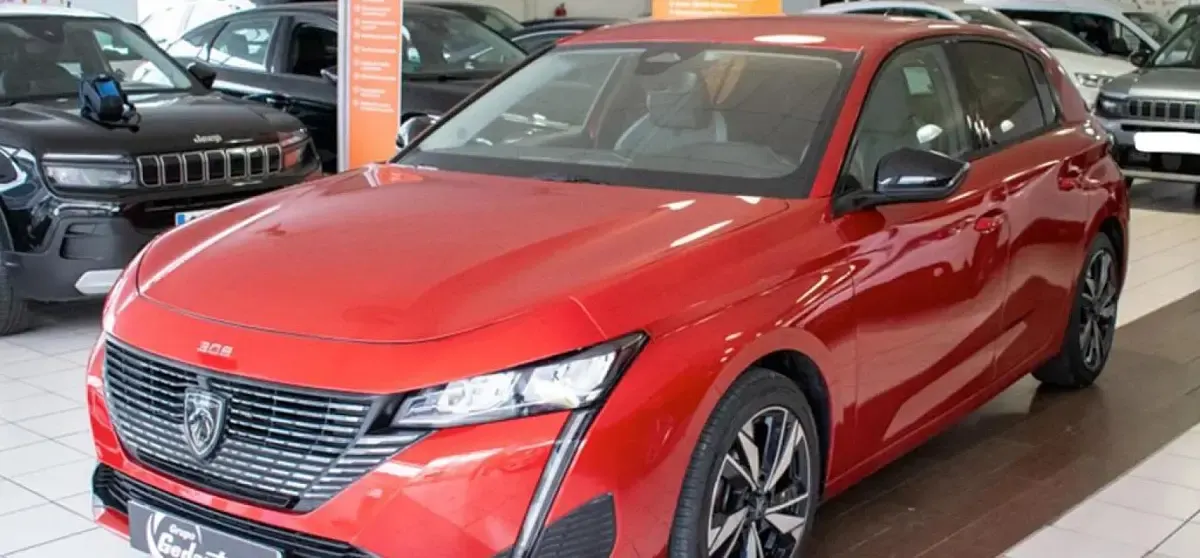 Usado Peugeot 308 Allure 131 CV (96 kW) 2023 Rojo Berlina