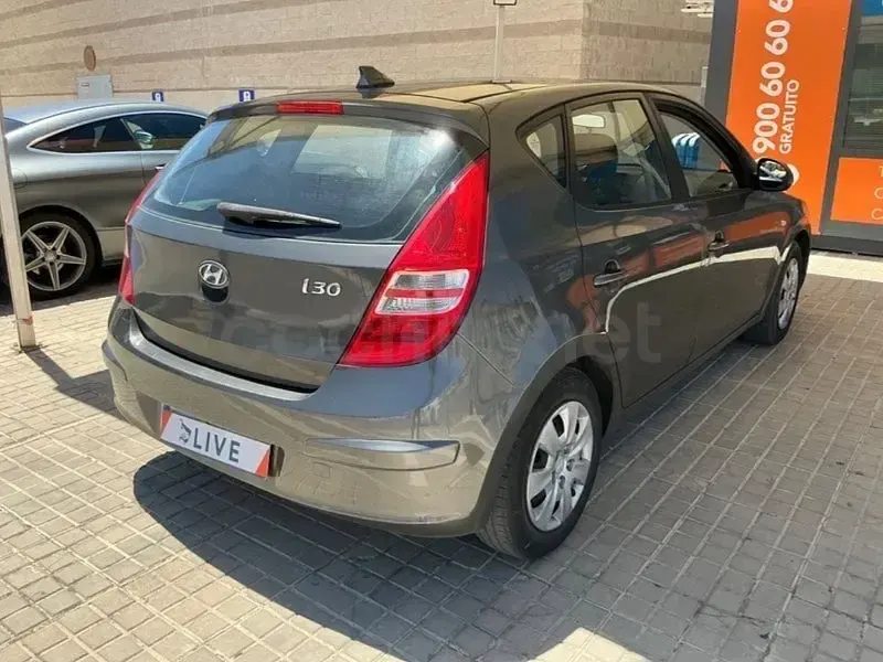 Usado Hyundai i30 Comfort 109 CV (80 kW) 2007 Gris / plata Utilitario