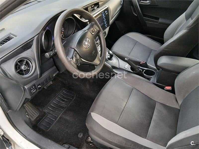 Usado Toyota Auris Hybrid Active 136 CV (100 kW) 2019 Blanco Familiar