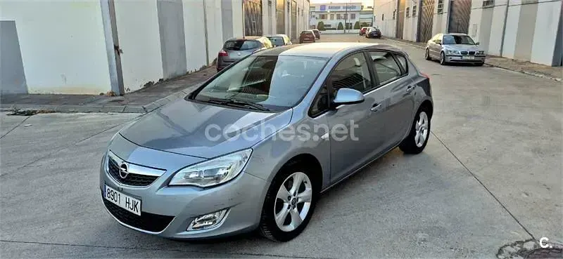 Usado Opel Astra Enjoy 110 CV (80 kW) 2012 Gris / plata Familiar