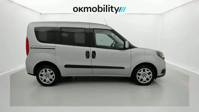 Usado Fiat Doblò Lounge 120 CV (88 kW) 2023 Gris / plata Monovolumen