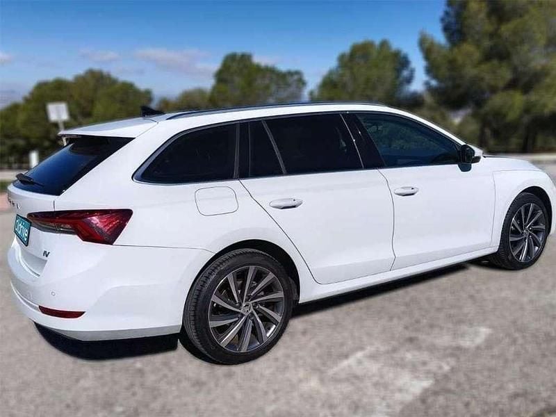 Usado Skoda Octavia Ambition 150 CV (110 kW) 2021 Blanco Familiar