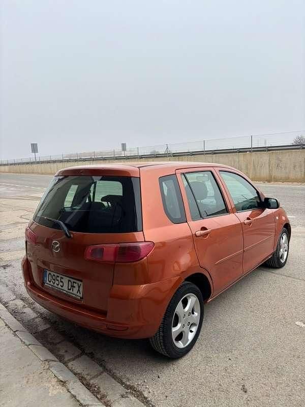 Usado Mazda 2 82 CV (60 kW) 2005 Naranja Utilitario