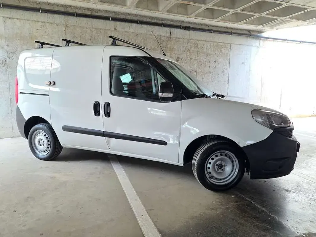 Usado Fiat Doblò 90 CV (66 kW) 2017 Blanco Monovolumen