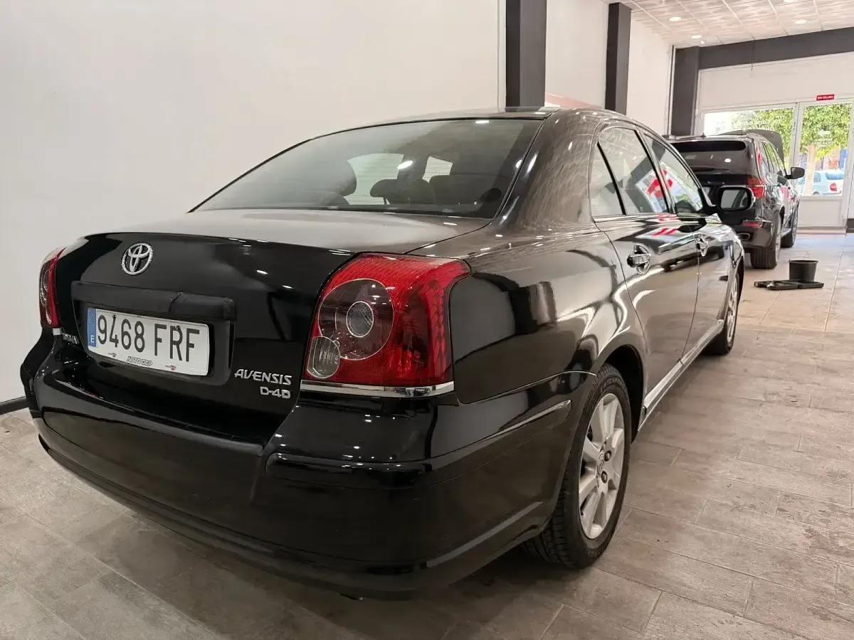 Usado Toyota Avensis Sol 126 CV (92 kW) 2007 Negro Berlina