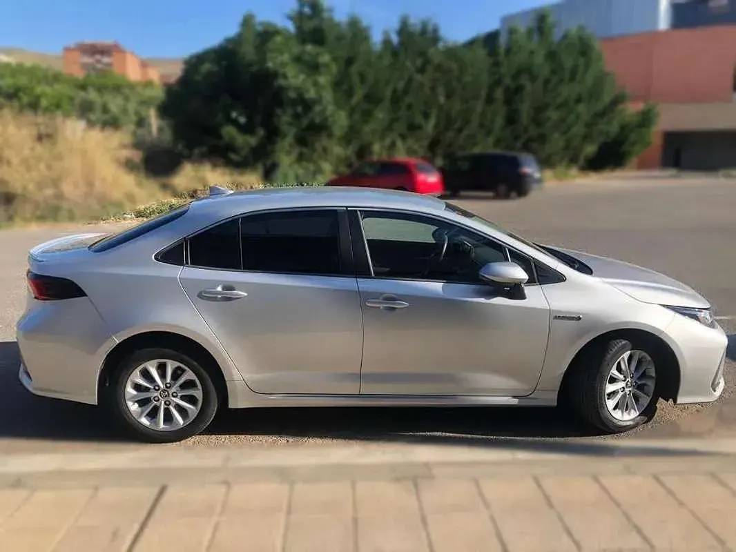 Usado Toyota Corolla Active 125 CV (91 kW) 2020 Gris Berlina
