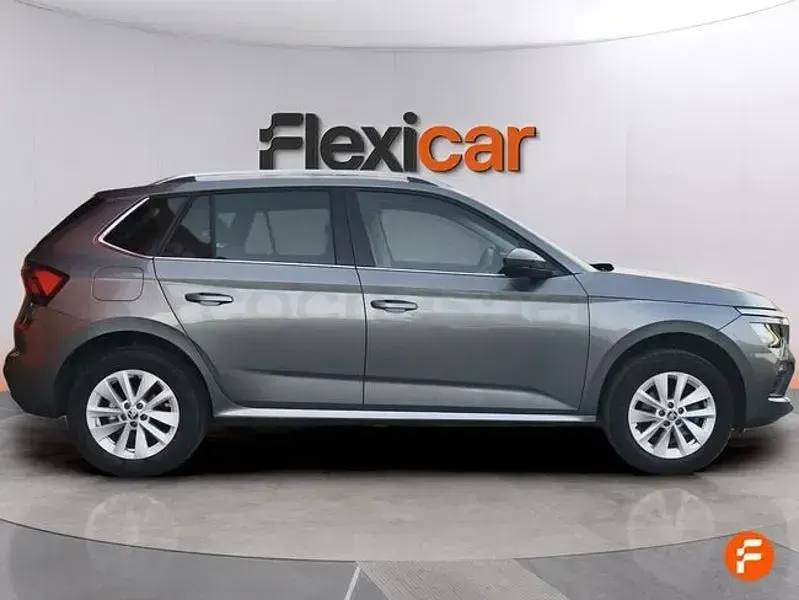 Usado Skoda Kamiq Selection 115 CV (84 kW) 2024 Gris / plata SUV