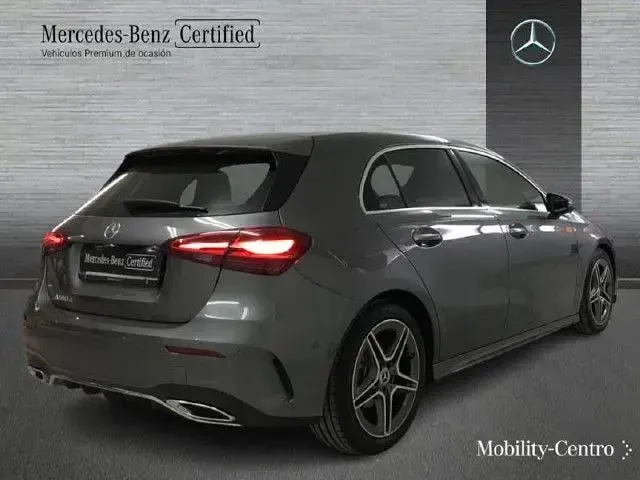 Usado Mercedes A180 AMG line 116 CV (85 kW) 2024 Gris montaña Berlina