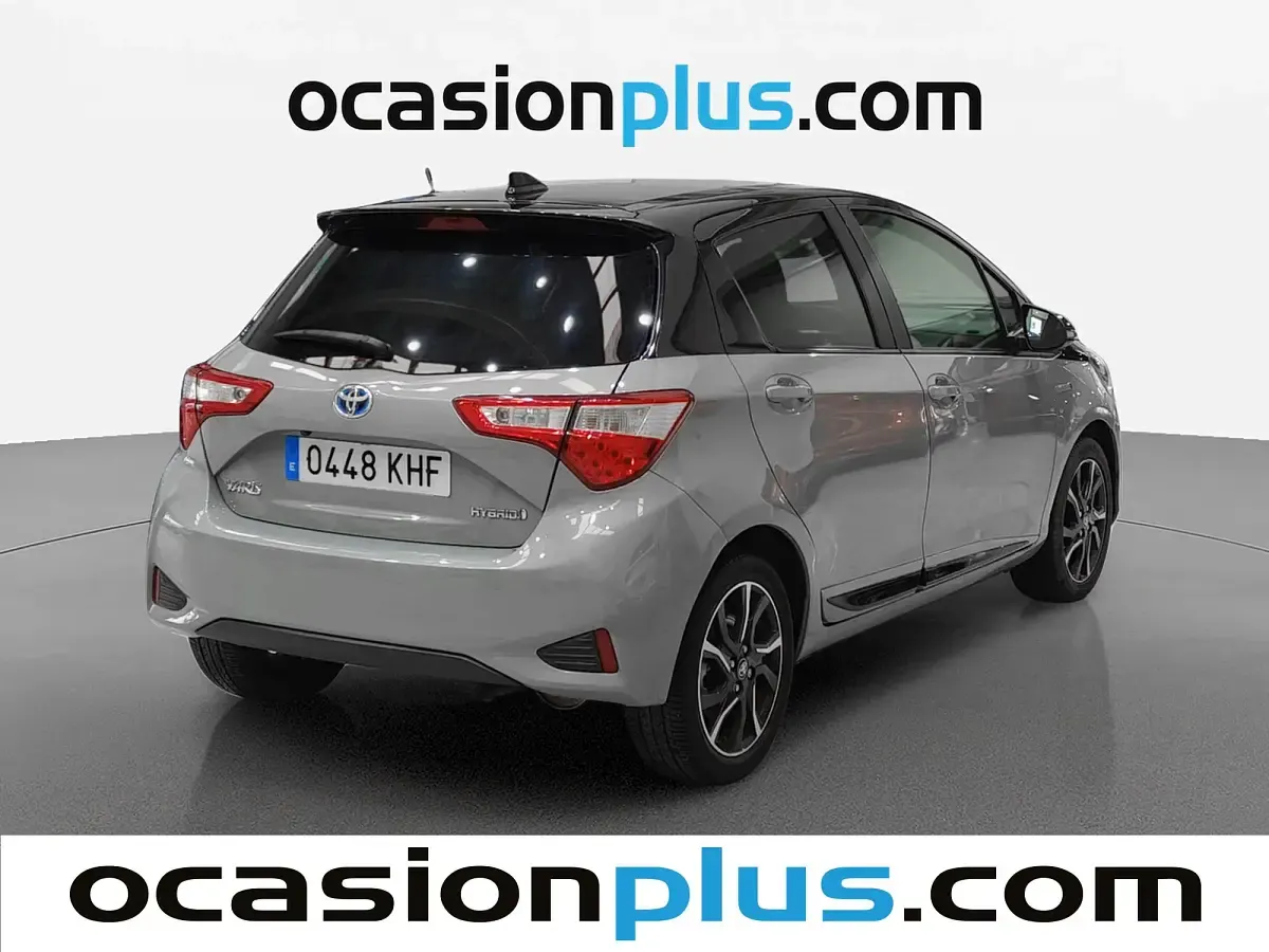 Usado Toyota Yaris 100 CV (73 kW) 2018 Gris Utilitario
