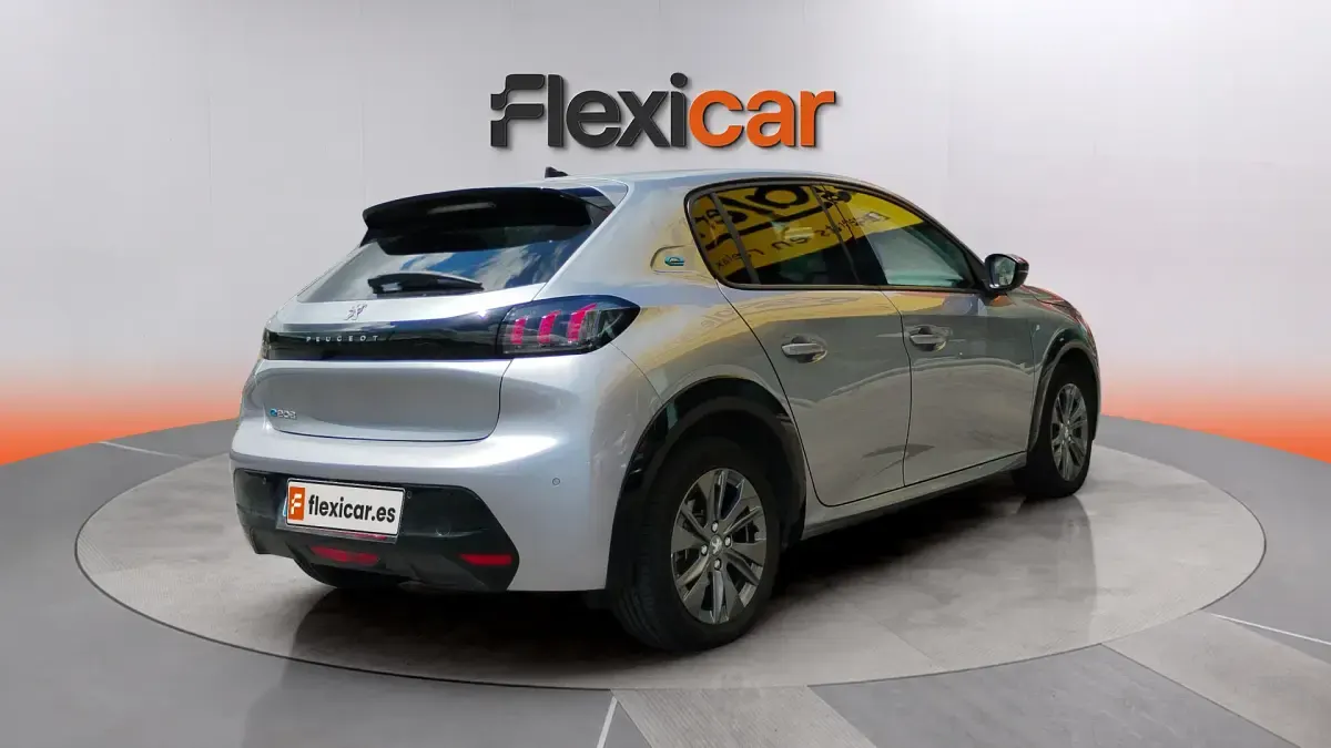 Usado Peugeot 208 Allure 100 kW (136 CV) 2023 Gris Utilitario