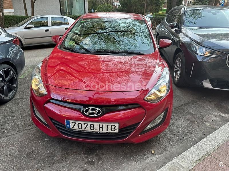 Begagnad Hyundai i30 90 HK (66 kW) 2013 Röd Sedan