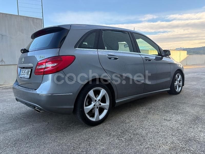 Usado Mercedes B180 109 CV (80 kW) 2014 Beige Monovolumen