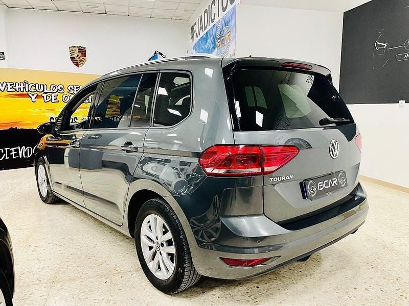 Usado VW Touran Advance 115 CV (84 kW) 2019 Gris / plata Monovolumen