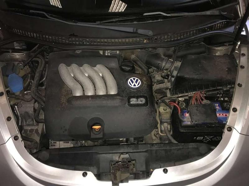 Usado VW Beetle 116 CV (85 kW) 2000 Plateado Utilitario