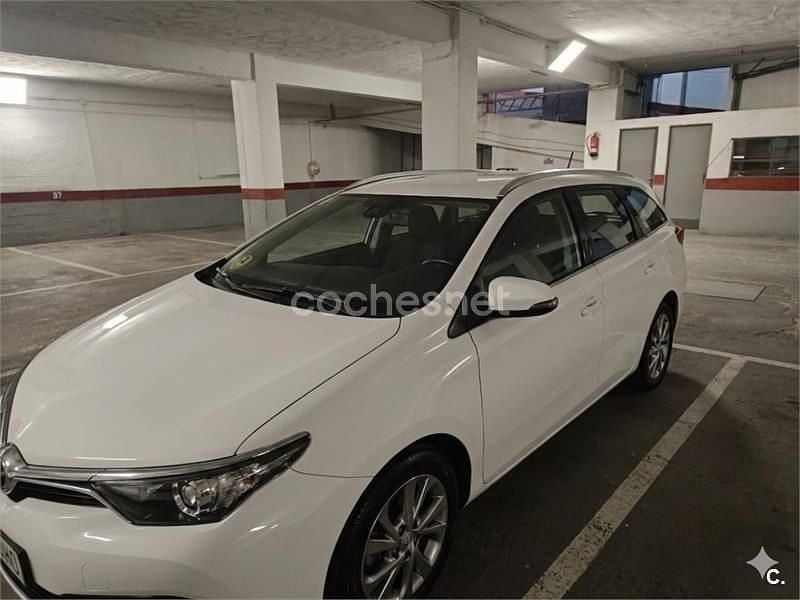 Używany Toyota Auris Active 90 KM (66 kW) 2013 Biały Sedan/Limuzyna