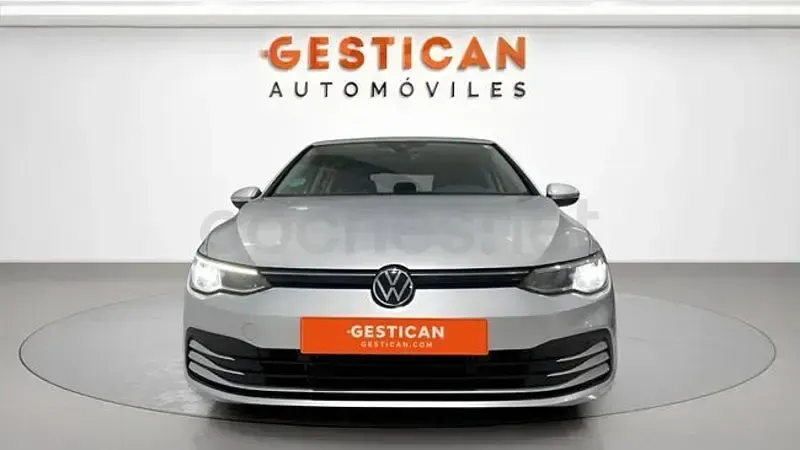 Usado VW Golf VIII Life 110 CV (80 kW) 2021 Gris / plata Berlina