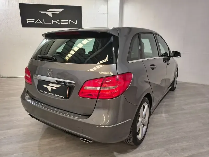 Usado Mercedes B180 Urban 109 CV (80 kW) 2014 Gris / plata Monovolumen