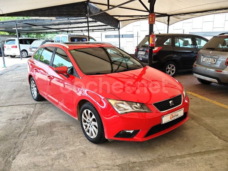 Usado Seat Leon 4Drive 105 CV (77 kW) 2014 Rojo Familiar