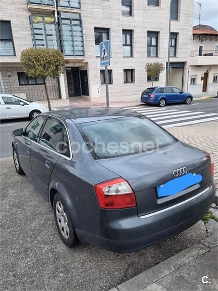 Usado Audi A4 130 CV (95 kW) 2002 Gris / plata Berlina