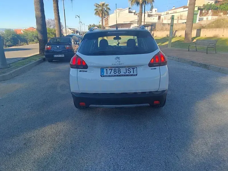 Usado Peugeot 2008 Allure 120 CV (88 kW) 2016 Blanco SUV