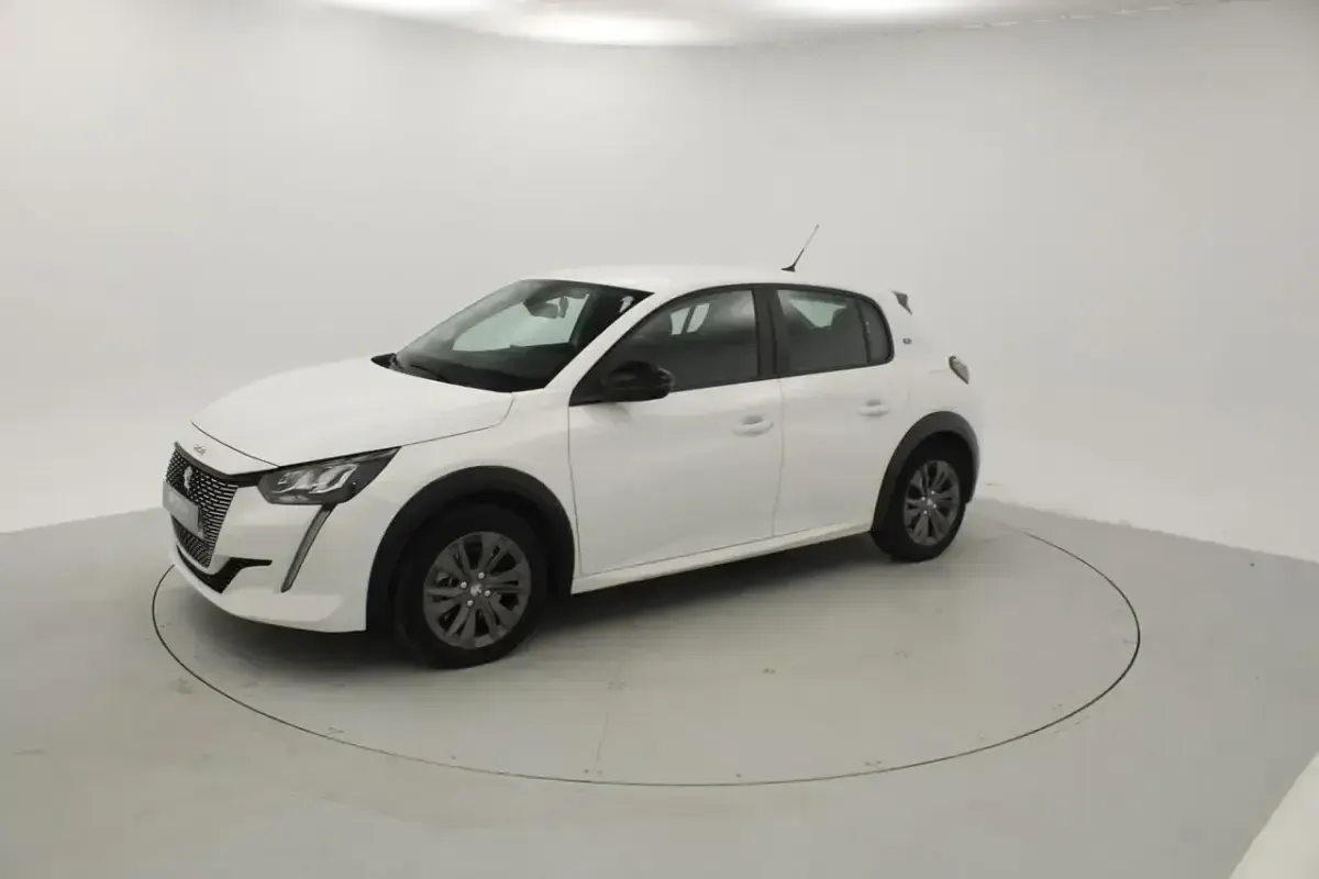 Usado Peugeot e-208 Active 100 kW (136 CV) 2023 Blanco Utilitario