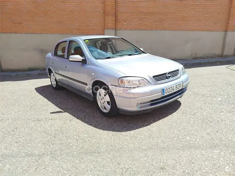 Usado Opel Astra Edition 100 CV (73 kW) 2002 Gris / plata Berlina