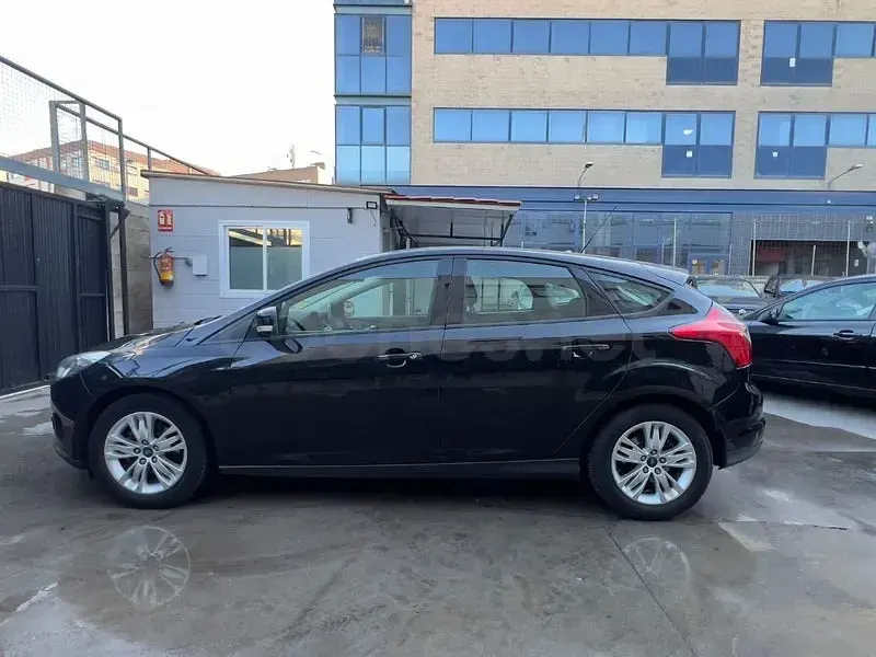 Usado Ford Focus Trend 95 CV (69 kW) 2011 Negro Berlina