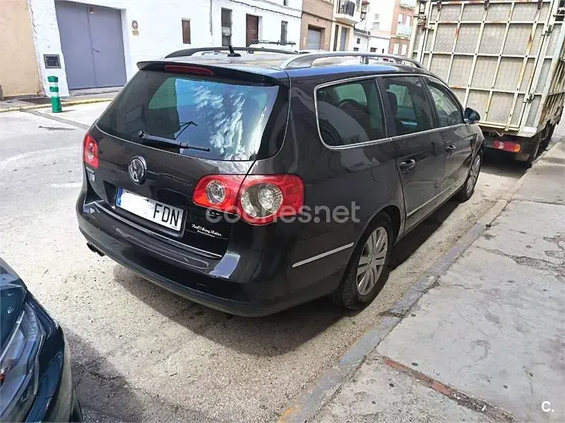 Usado VW Passat Highline 140 CV (102 kW) 2006 Marrón Familiar
