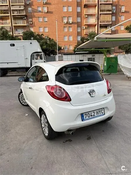 Usado Ford Ka 69 CV (50 kW) 2014 Blanco Berlina