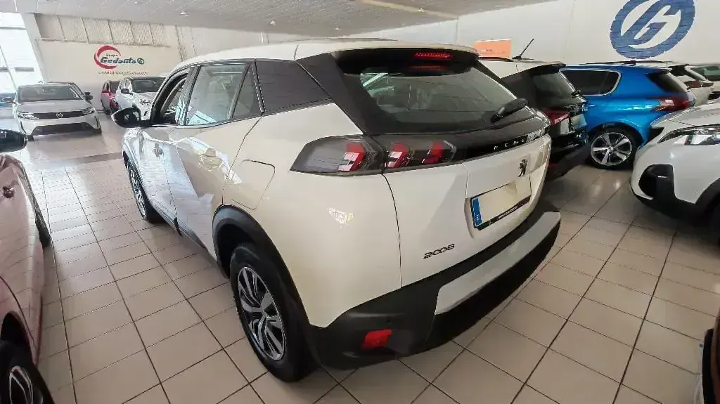 Usado Peugeot 2008 Active 110 CV (80 kW) 2021 Blanco SUV