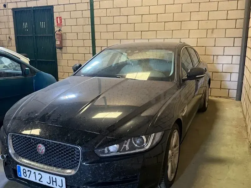 Usado Jaguar XE Prestige 180 CV (132 kW) 2017 Negro Berlina