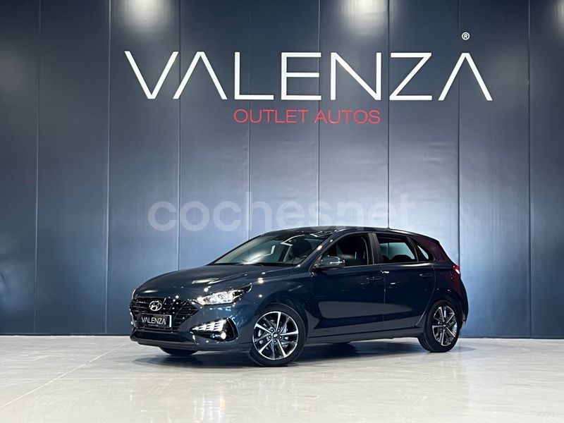 Gris Usado 2023 Hyundai i30 Berlina | 17.450 € (Precio justo) - Imagen 1/4