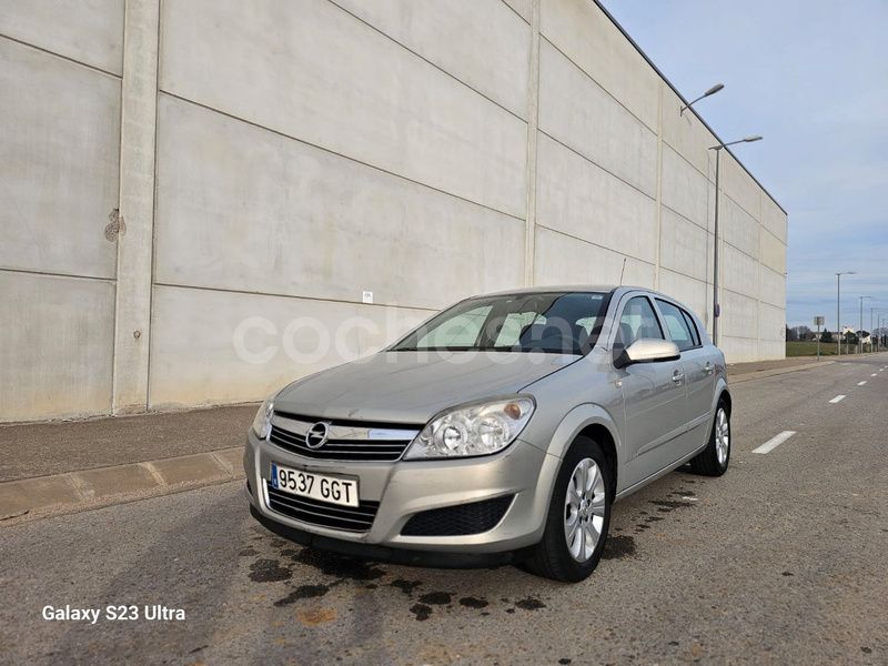 Gris / plata Usado 2008 Opel Astra Enjoy Berlina | 3900 € (Un poco caro) - Imagen 1/4