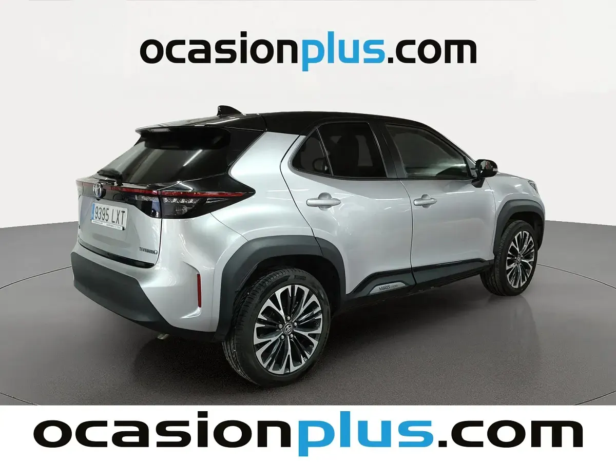 Usado Toyota Yaris Hybrid Style 116 CV (85 kW) 2022 Gris SUV