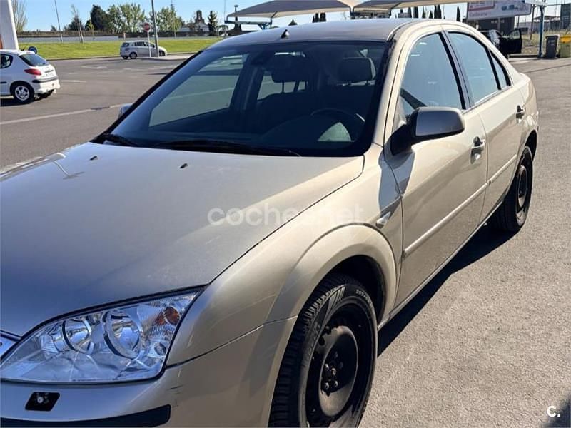 Usado Ford Mondeo Futura 130 CV (95 kW) 2005 Beige Berlina