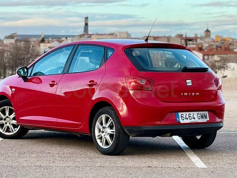 Usado Seat Ibiza Reference 105 CV (77 kW) 2009 Rojo Berlina