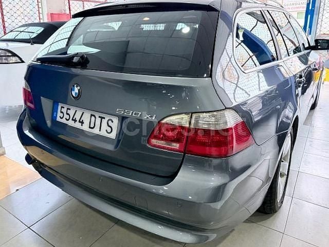 Usado BMW 530 258 CV (189 kW) 2006 Gris / plata Familiar