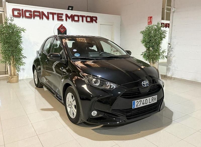 Negro Usado 2021 Toyota Yaris Hybrid Business Edition Berlina | 18.750 € (Buen precio) - Imagen 1/4