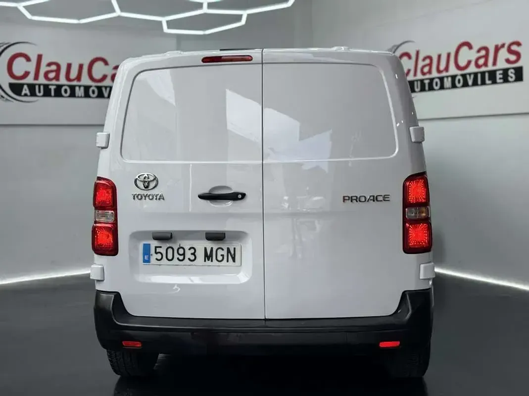 Usado Toyota Proace 101 CV (74 kW) 2023 Blanco Monovolumen