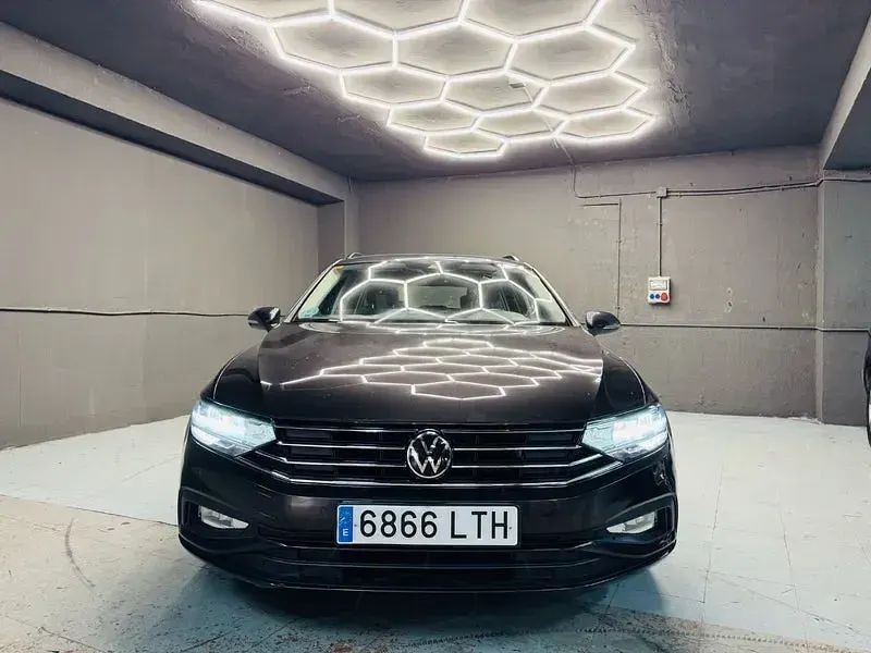 Usado VW Passat Business 122 CV (89 kW) 2022 Gris / plata Familiar