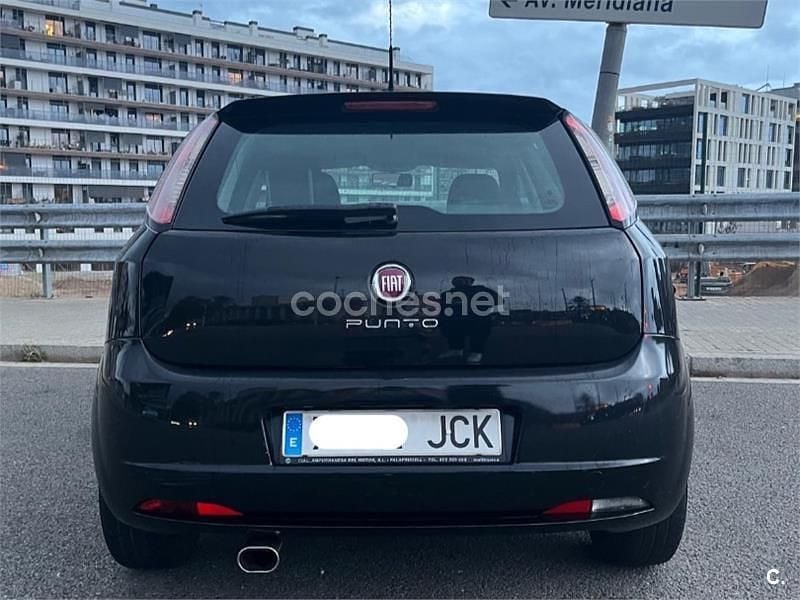 Usado Fiat Punto Easy 69 CV (50 kW) 2015 Negro Utilitario
