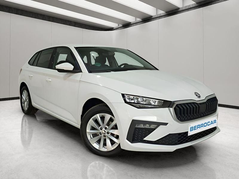 Blanco Usado 2024 Skoda Scala Essence Utilitario | 17.990 € (Precio justo) - Imagen 1/4