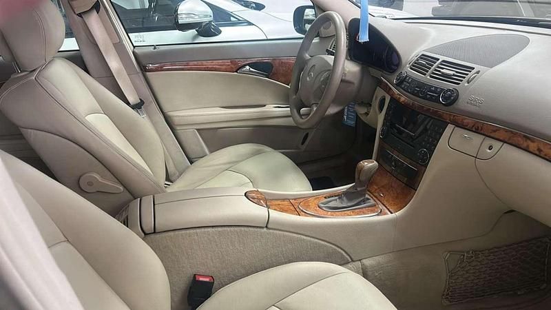 Usado Mercedes E320 Elegance 224 CV (164 kW) 2006 Azul Berlina