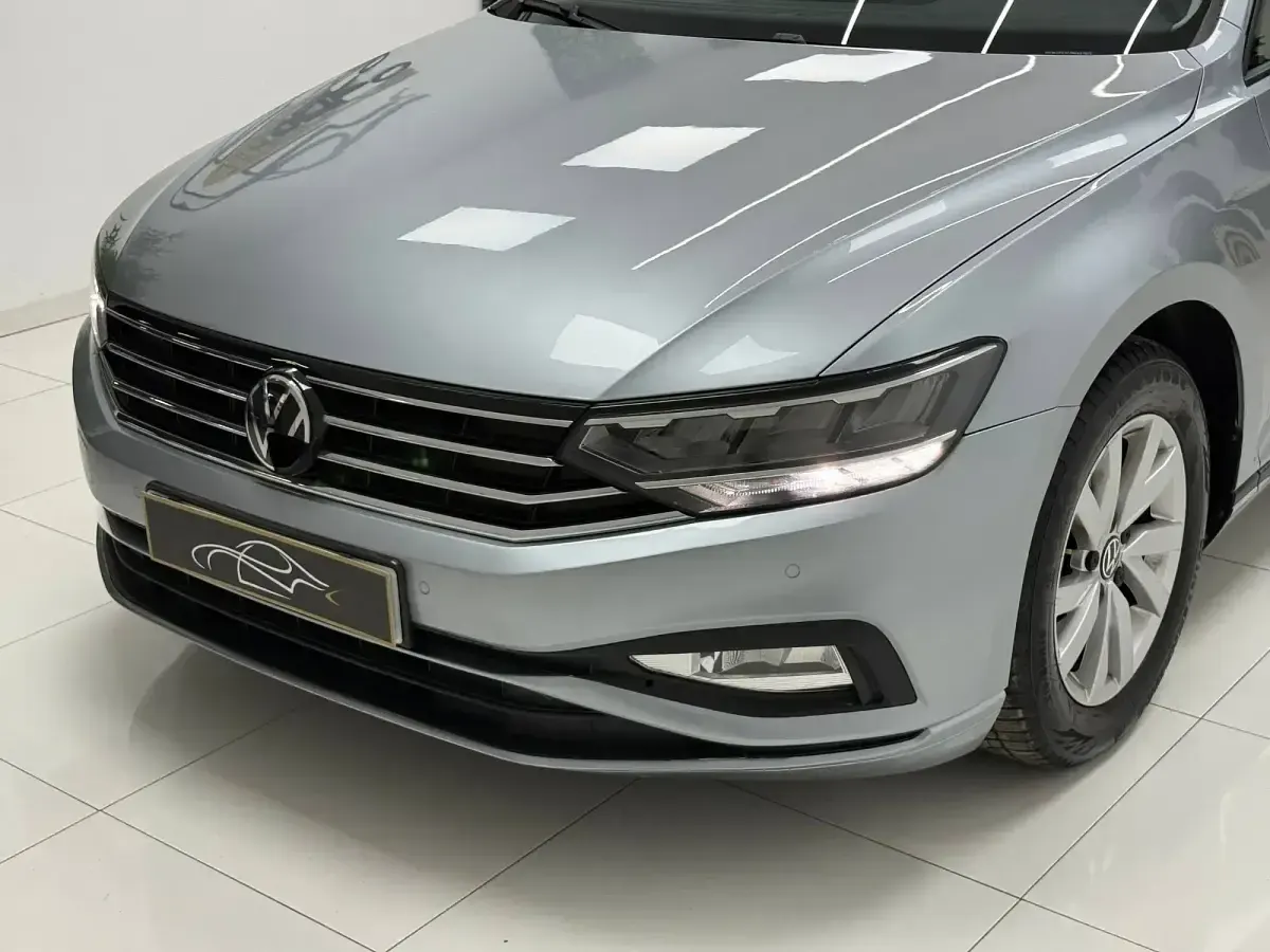 Usado VW Passat Business 122 CV (89 kW) 2022 Gris Familiar