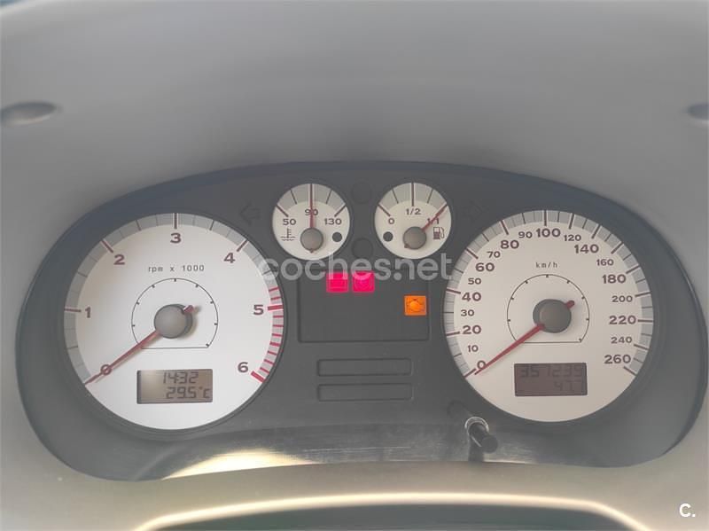 Usado Seat Leon 110 CV (80 kW) 2005 Blanco Berlina