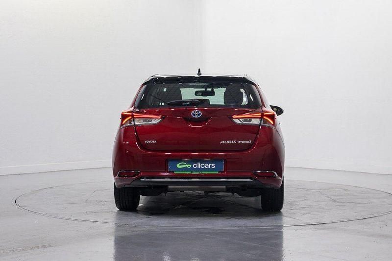 Usado Toyota Auris Hybrid Active 136 CV (100 kW) 2016 Rojo Berlina