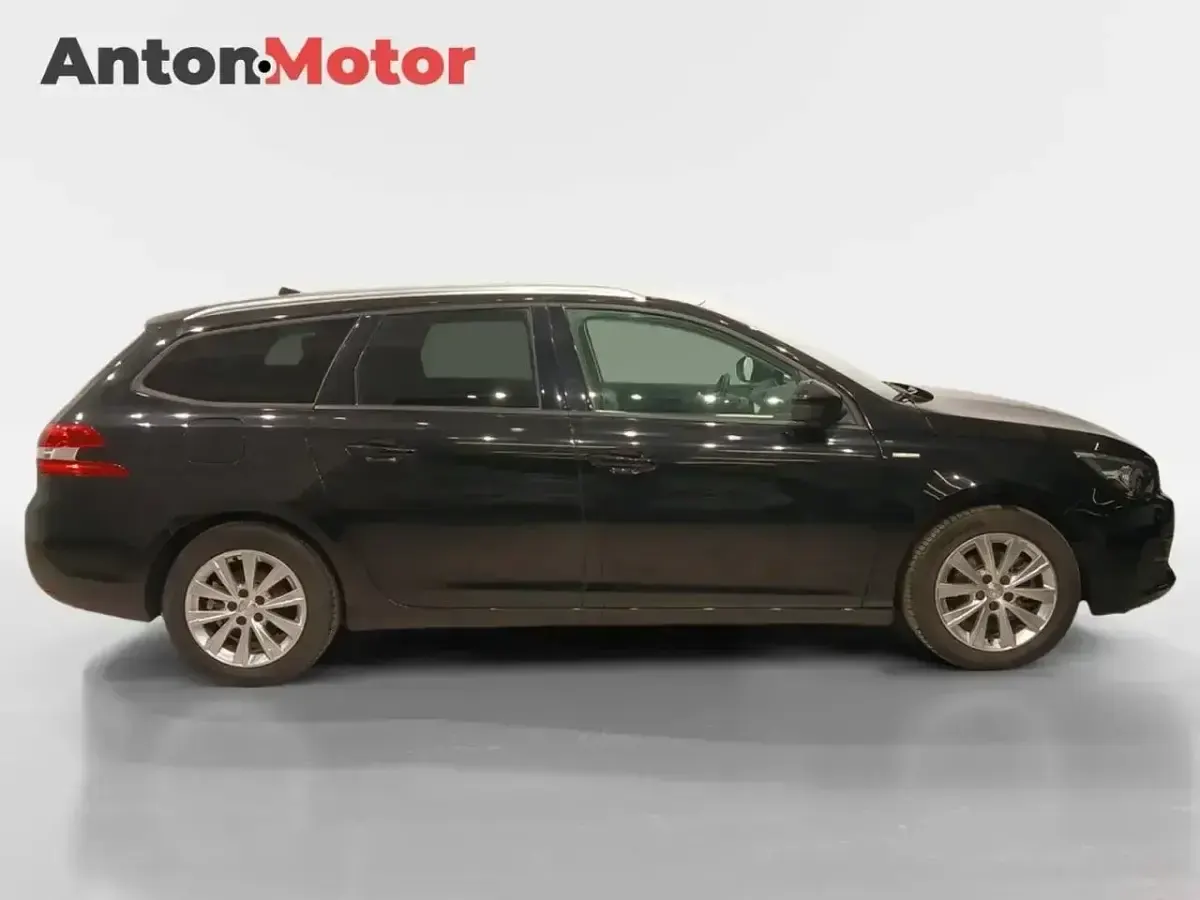 Usado Peugeot 308 SW Style 130 CV (95 kW) 2020 Negro Familiar