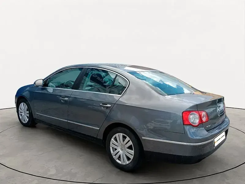 Usado VW Passat Highline 140 CV (102 kW) 2007 Gris / plata Berlina
